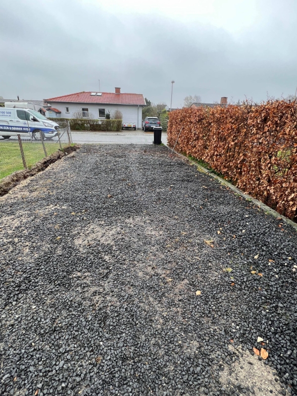 Indkørsel - sprede granitskævere ud og lappe hul med jord.