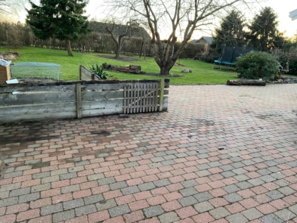 Nedtagning af gammelt hegn og opsætning af nyt hegn og etablering af havelåge