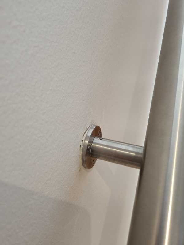 Fastgjort gelænder, der sidder i dårlig væg/for små skruer.