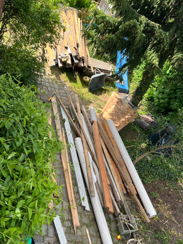 Træstykke fra et husrenoveringsprojekt skal saves til brænde