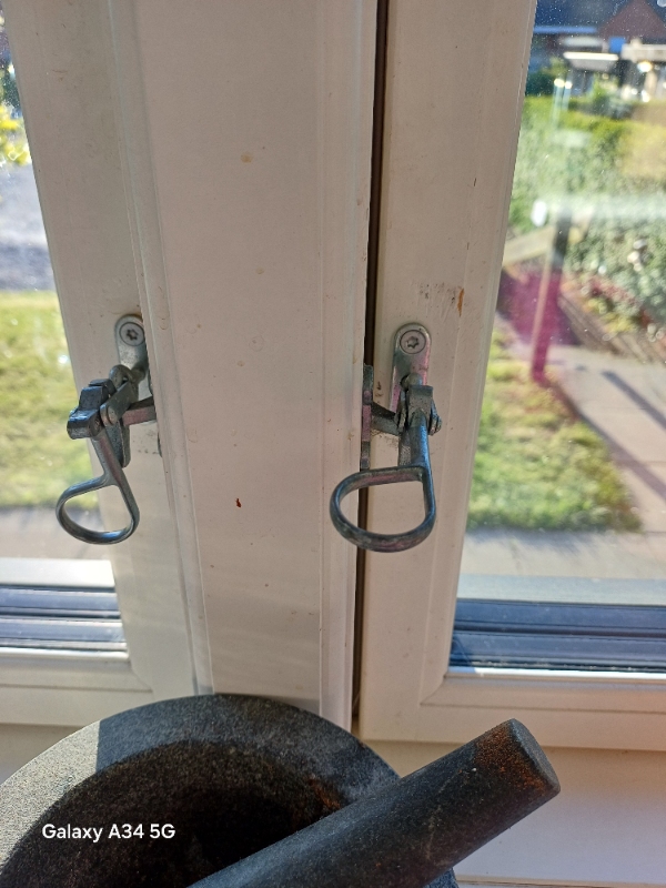 Reparation af vindue. Kan ikke lukkes rigtigt, måske har det slået sig, er blevet skævt.