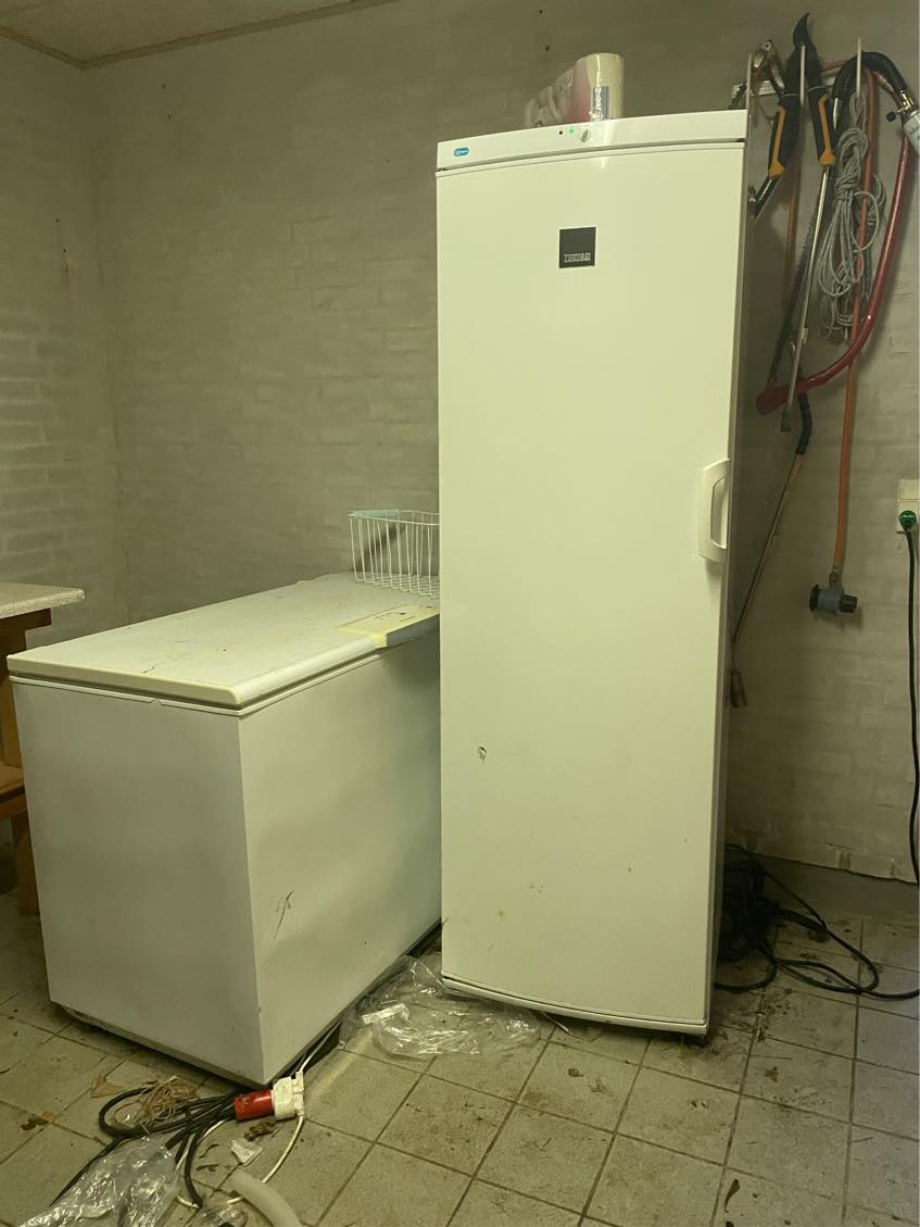 Hjælp til at flytte pallemøbler, 2 frysere, 1 lille shelter, nogle mindre og et stort kaninbur + diverse