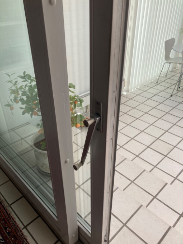 Skydedør m.glas kan ikke lukke og åbne skal justeres ?