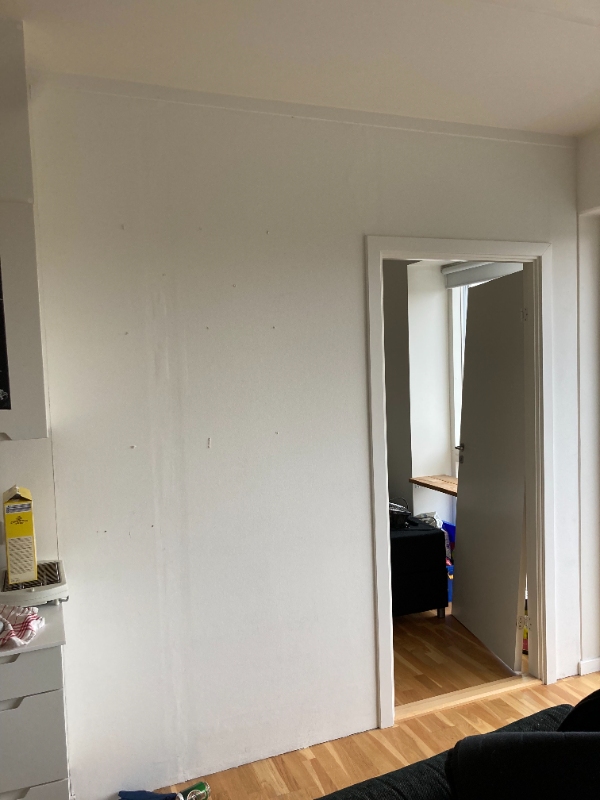 Nedrivning af gipsvæg med dør