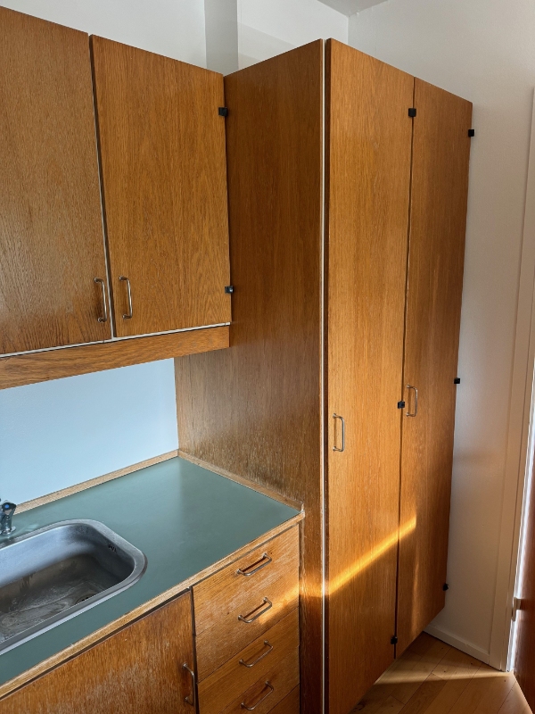 Maling af køkkenskabslåger. 7 stk (80*60 cm), 3 stk (200*40cm), 1 stk panel (160*5 cm) og 4 skuffefronter (40*20 cm).