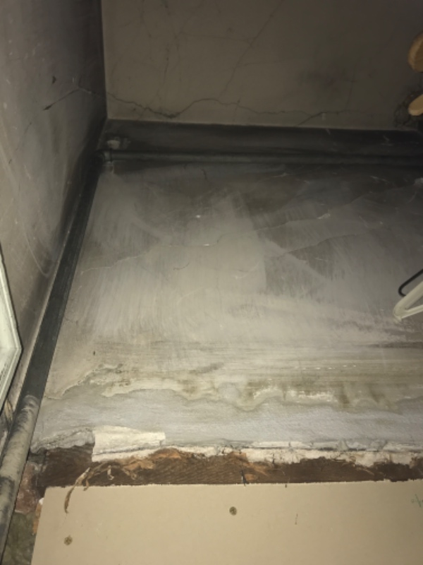 Rykket vaskemaskine og tørretumbler fra den ene ende af lejligheden til den anden ende og montering