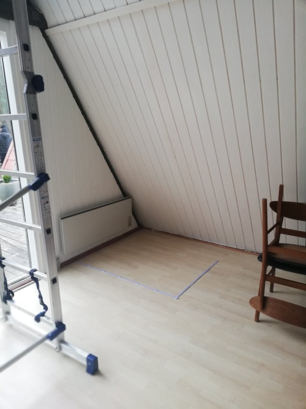 Alt. Installation af brændeovn og skorsten. Der er ikke ovn i forvejen