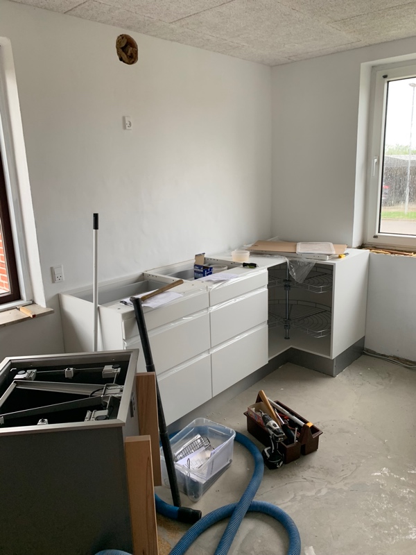 Montering af bordplade i køkken