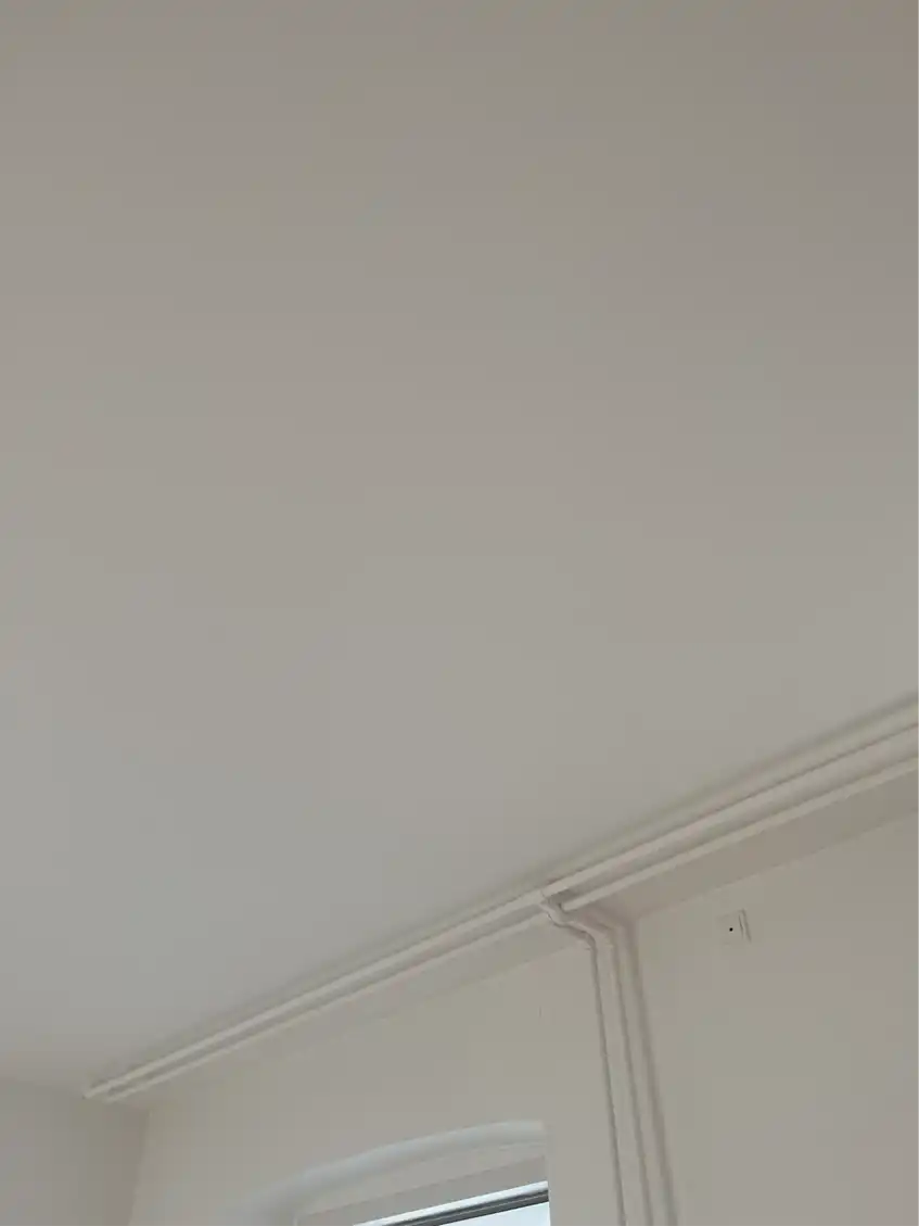 Hængt spisebordslampe op samt 3 billederammer
