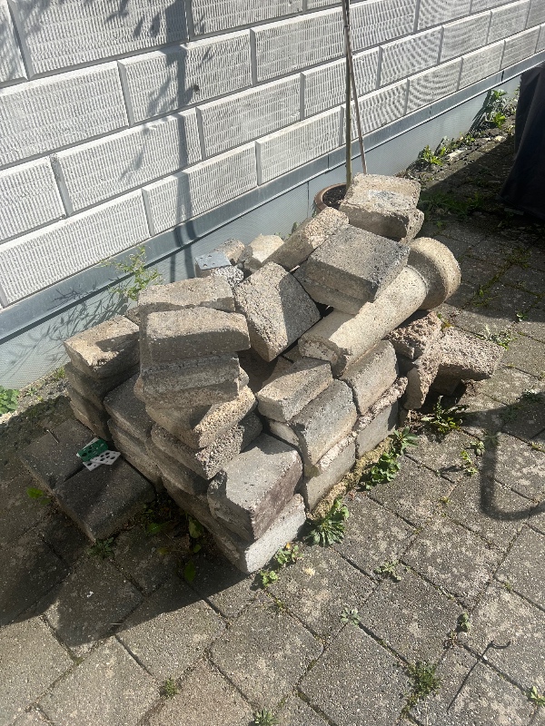 Fjerne jordbunke og mindre stak fliser