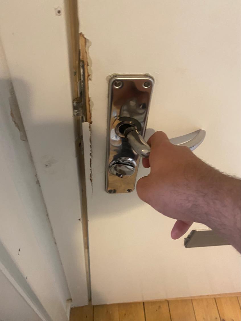 Hej jeg skal have skiftet min dør til lejligheden da den er flækket og kan ikke lukkes…Viceværten kan dsv først hjælpe med det på mandag så skal ha gjordt det helst idag eller imorgen.