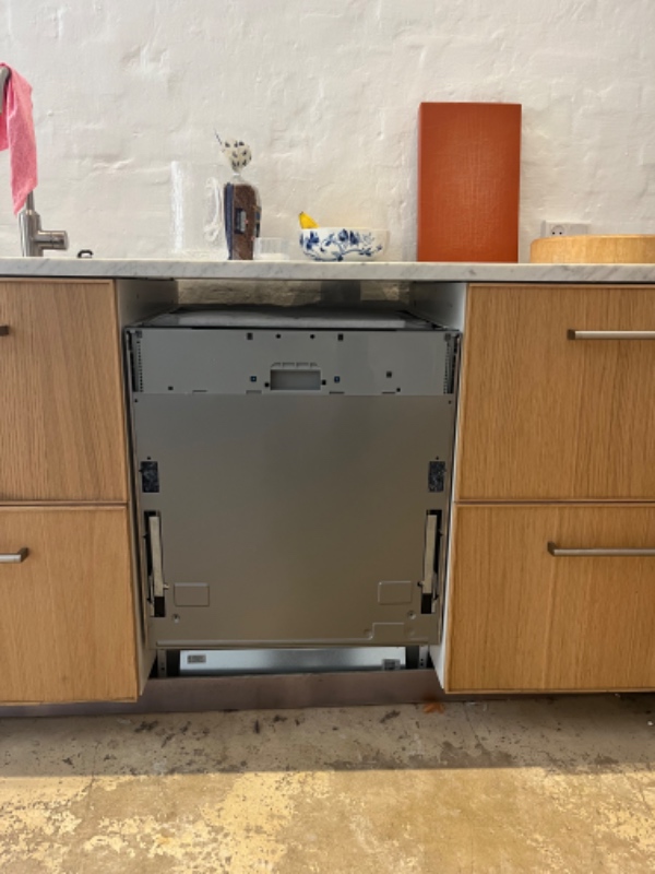 Jeg har en køkkenlåge jeg ikke kan få sat på min opvasker. Jeg har skinner og låger til.