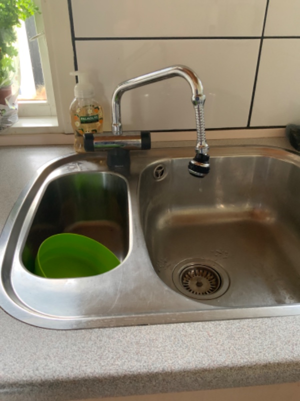 Udskiftning af vandhane med udtræk ved køkkenvask