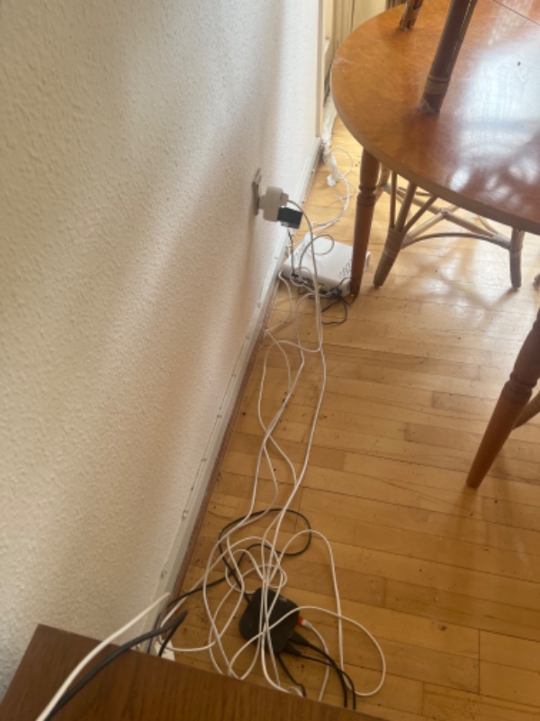 Ledninger ordnes og kanin sikres plus opsætning af gardin stænger - hylder