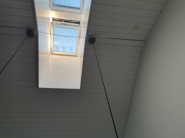 Nedtagning af to indendørs lamper, der hænger højt