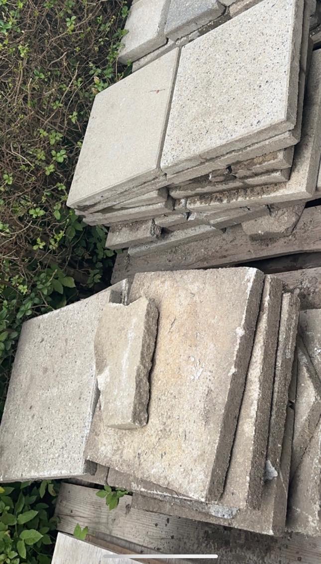 Kør fliser væk. (3 paller)