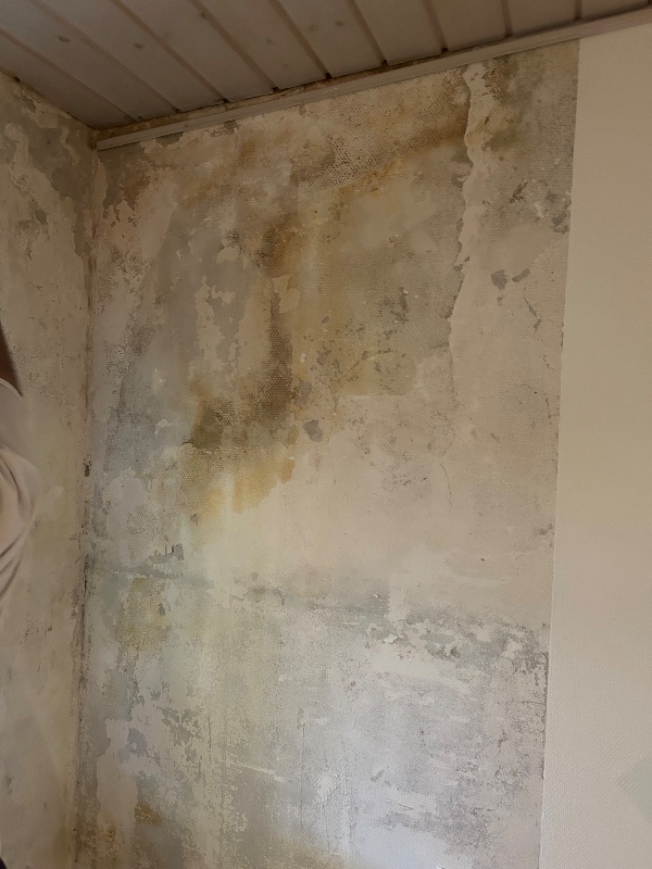 Oppudsning og reparation af væg efter løbesod