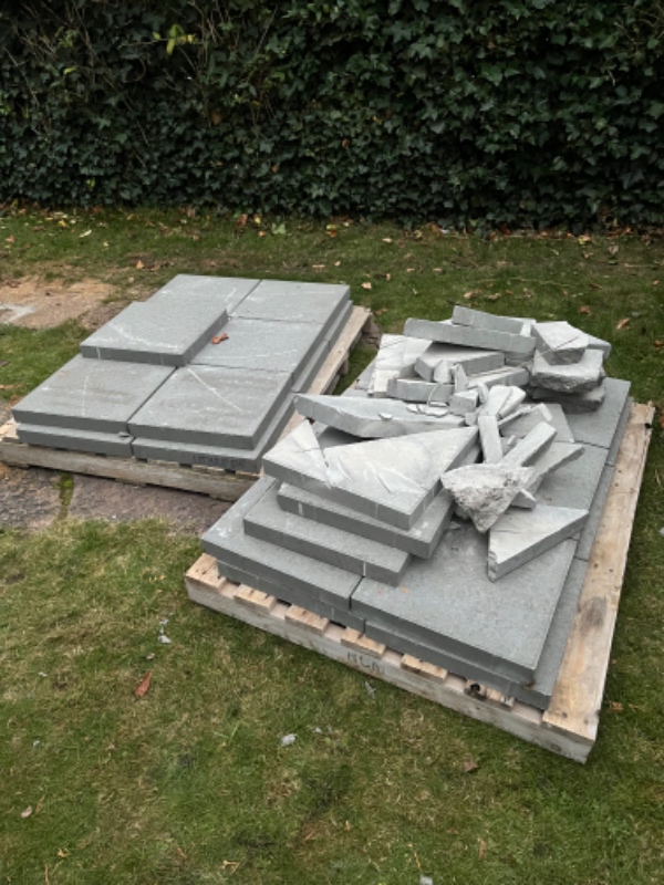 Bortkørsel af jord, få fliser og 2 paller