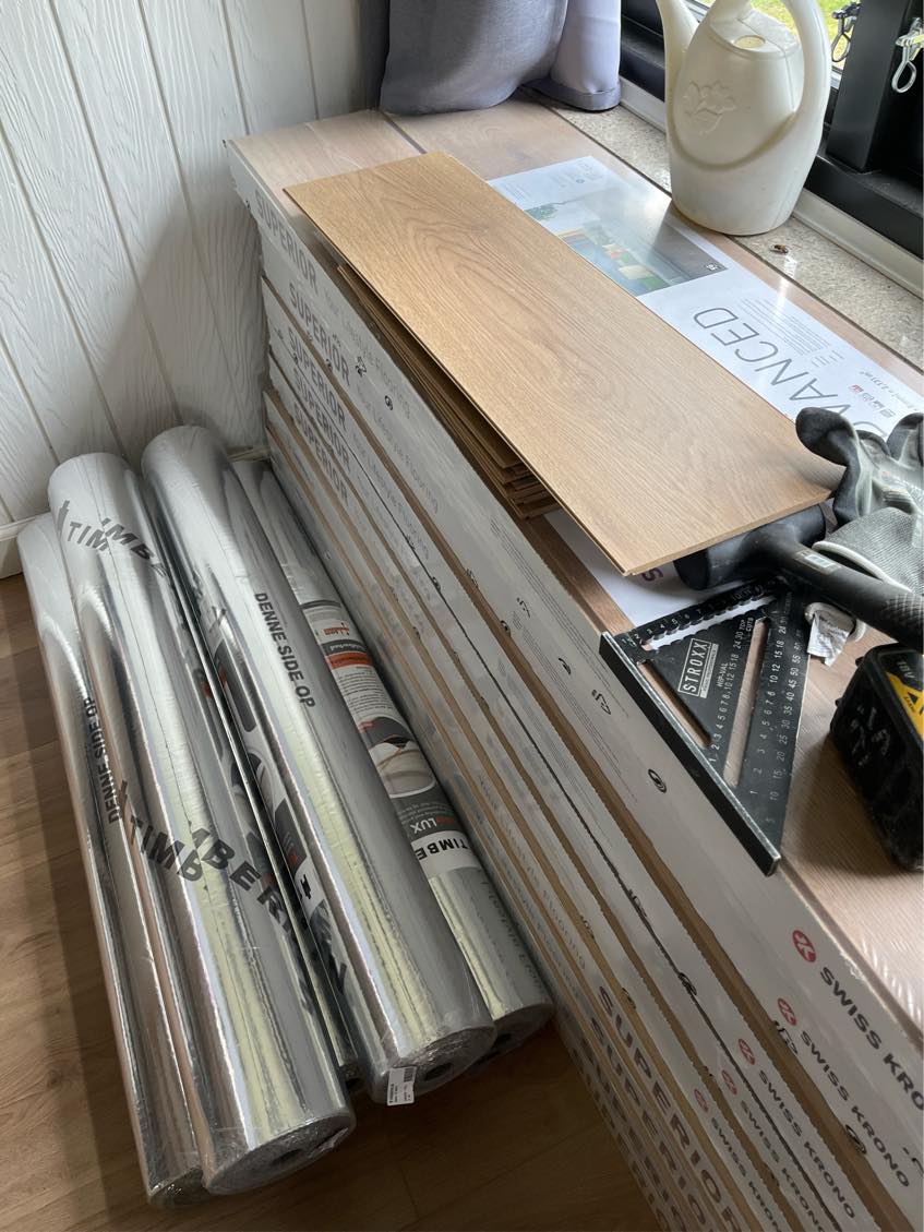 Lagt et klikgulv på 30m2, hurtigst muligt.