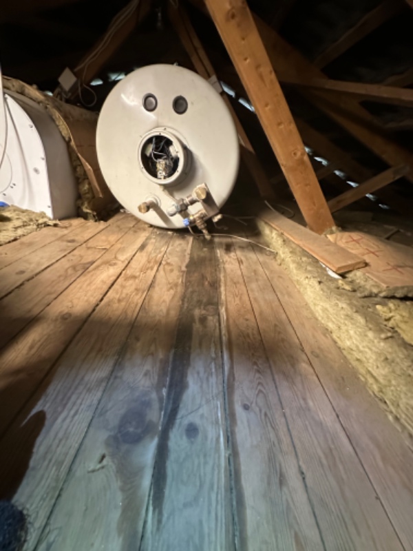 Hjælpe med at få en el vandvarmer ned fra loftet.