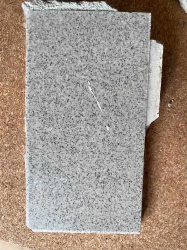 Opsætning af sokkelkant på badeværelse (c.70 cm)