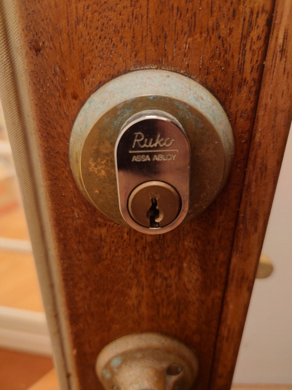 udskiftning af 3 låse i ældre hus. skal være sikre Ruko låse