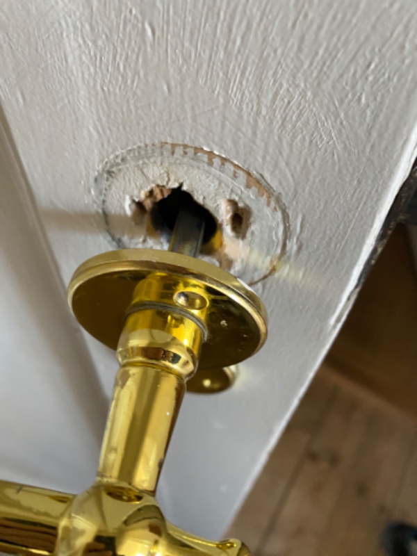 Fastgørelse af løse dørhåndtag