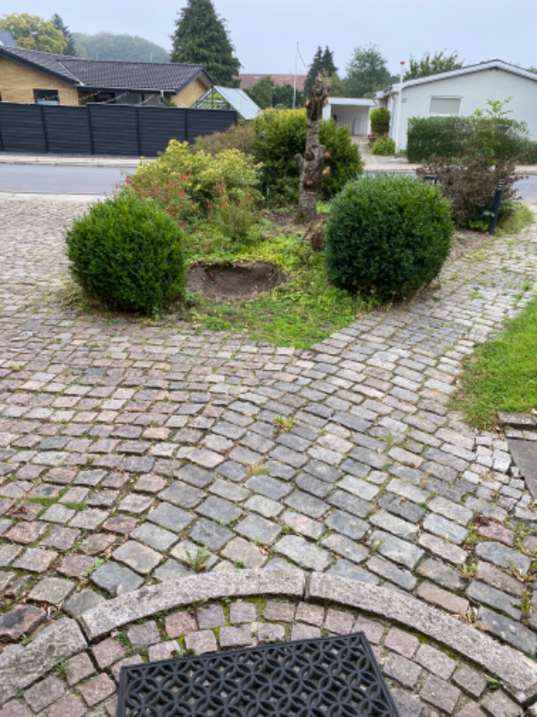 Fliser (indkørsel + terrasse) i alt ca. 130 m. Hvoraf er der et bed på ca. 15 m, som skal fjernes.