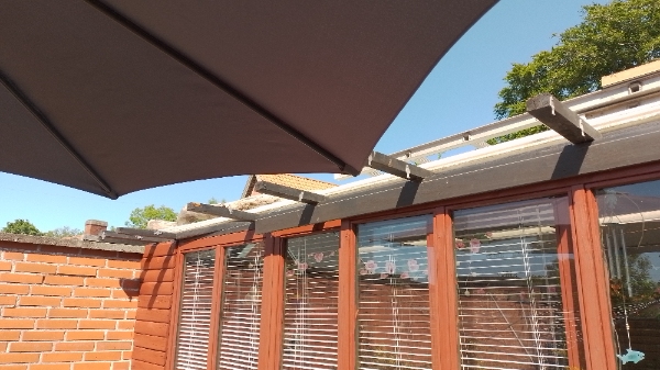 Taget på min overdækkede terrasse er utæt helt inde ved væggen.