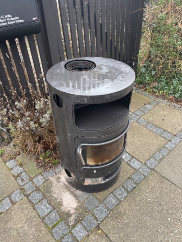Afhentning af gammel brændeovn ved gadedør