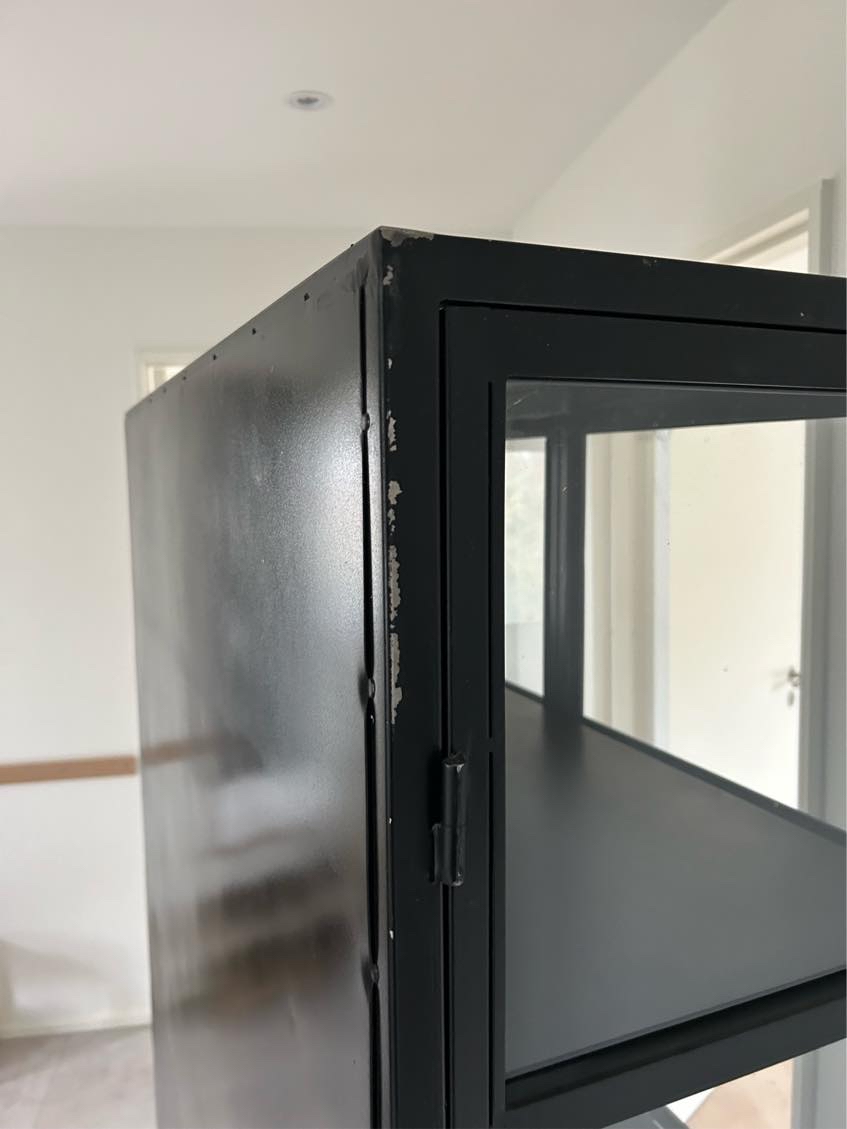 Maling af vitrineskab. Beskadiget under transport