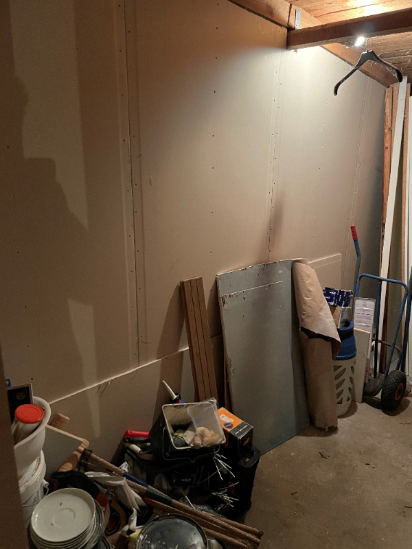 Beklædning af anneks samt installation af stikkontakter og hovedafbryder