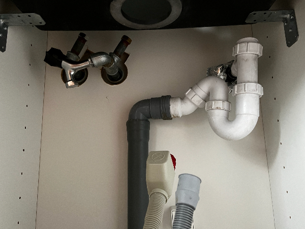 Tilslutte af vandhanen + opvaskemaskinen til vand og afløb.