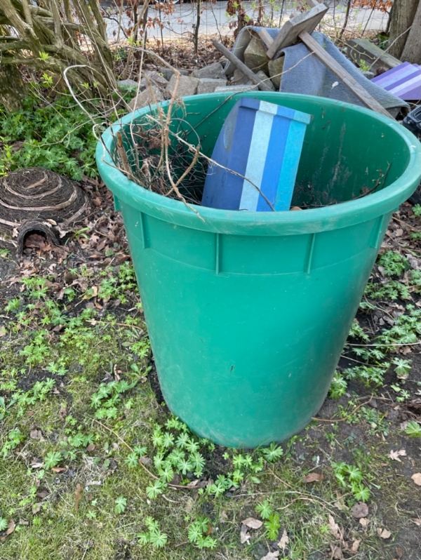 Fjerne bunke af haveaffald