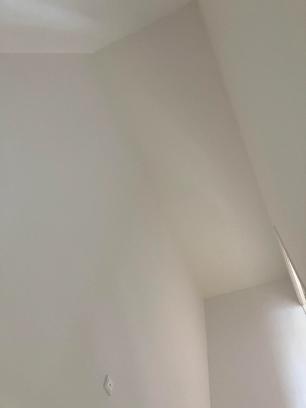 Hænge lampe højt over trappe