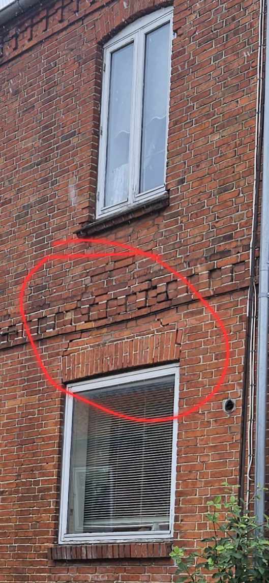 Omfugning af facade over vinduer