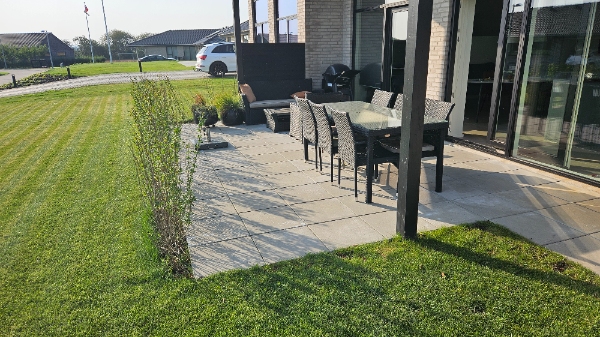 Havehegn rundt om terrasse