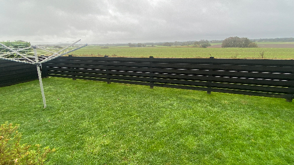 Maling af hegn rundt om huset