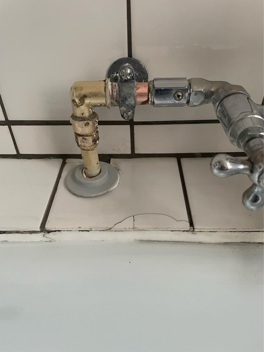 Muret nye fliser på badekarkant