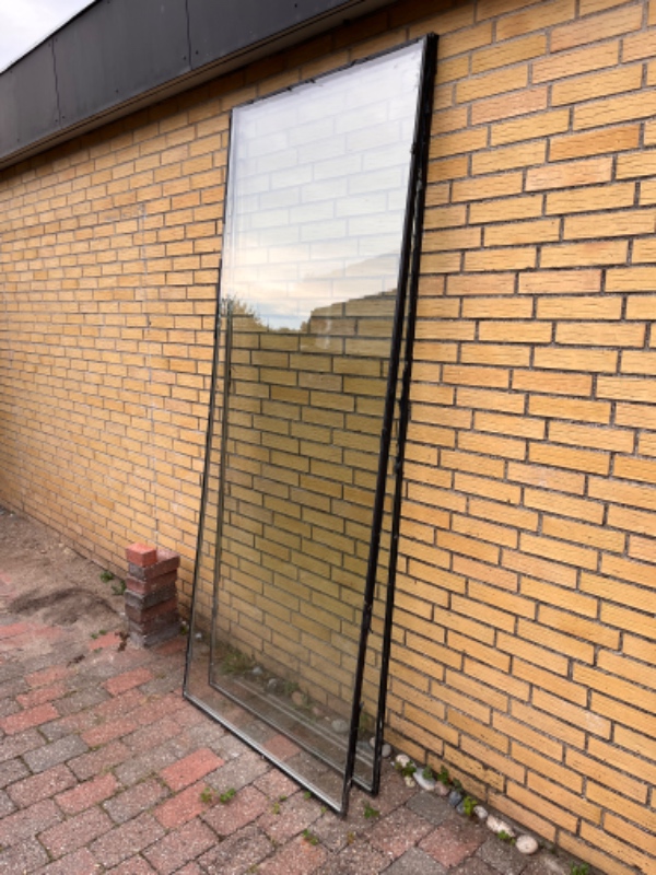 Bortkørsel af affald fra gamle døre og vinduer