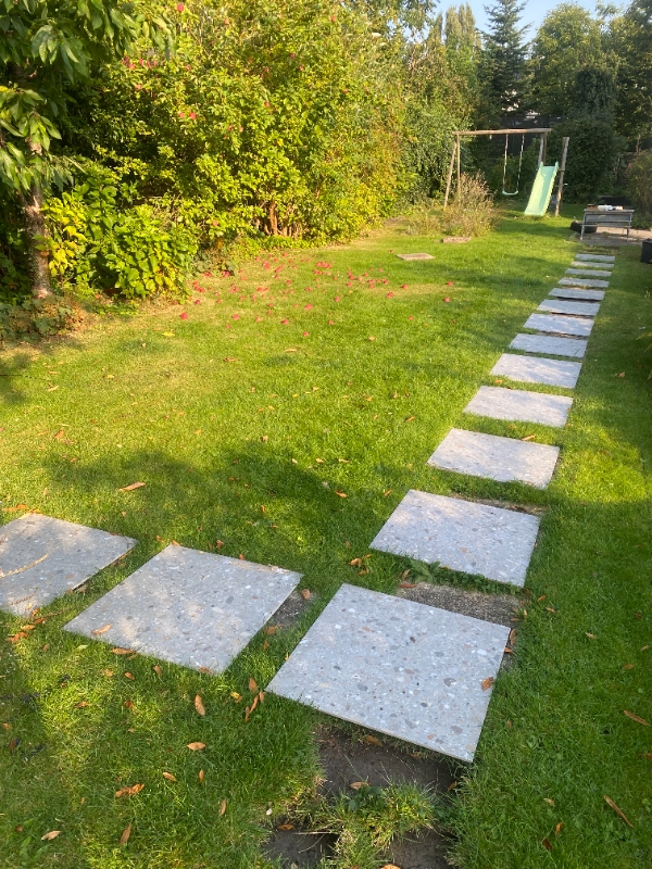 Lægning af 20 stk. (60x60x2 cm) havefliser som trædesten