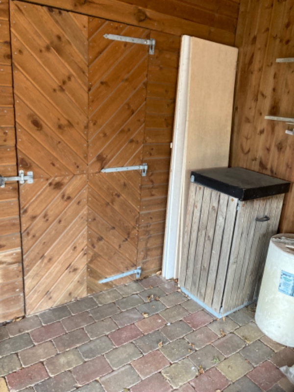 Fjernet pap, træpaller. plasticaffald/ flamingo affald