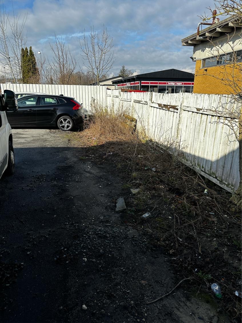 Fjernet skrald, revet og ordnet jord