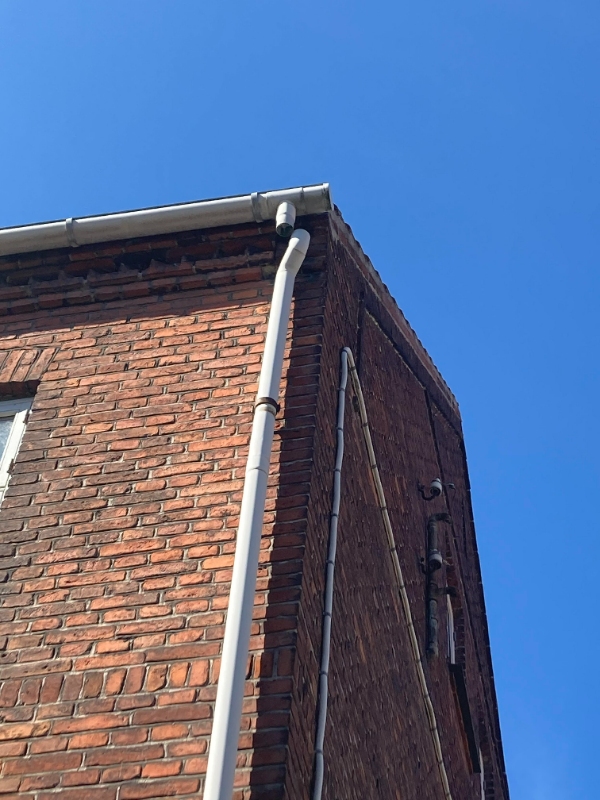 Nedløbsrør skal sættes på plads og spændes fast