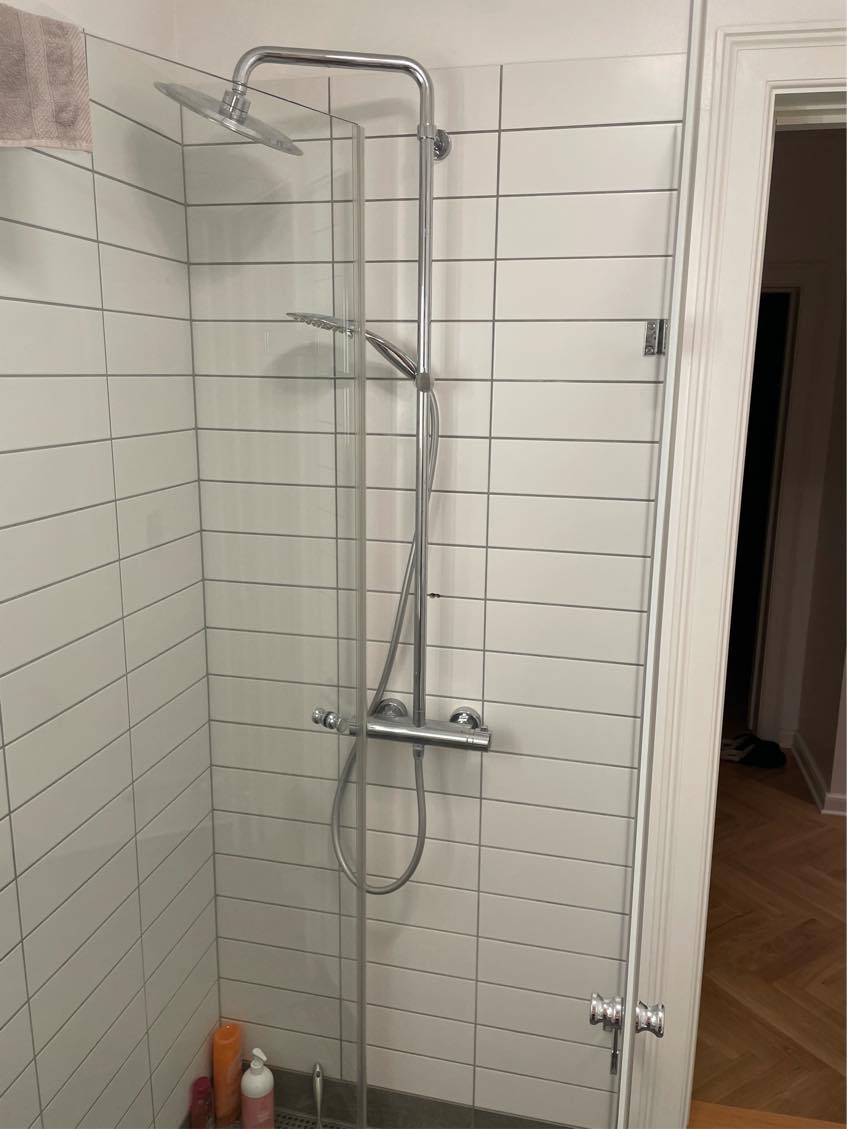 Skifte af brusearmatur i badeværelse og afklaring af lavt tryk på varmt vand i køkken og badeværelse