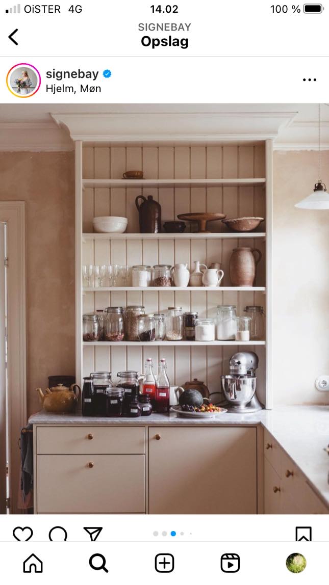 Indbygget reol i køkken og stue (må gerne være IKEA hack)