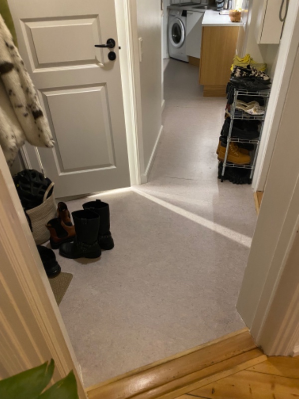 Vinyl ligges på linoleum i køkken