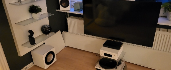 Vindueskarm + underhylde til DVD/CD