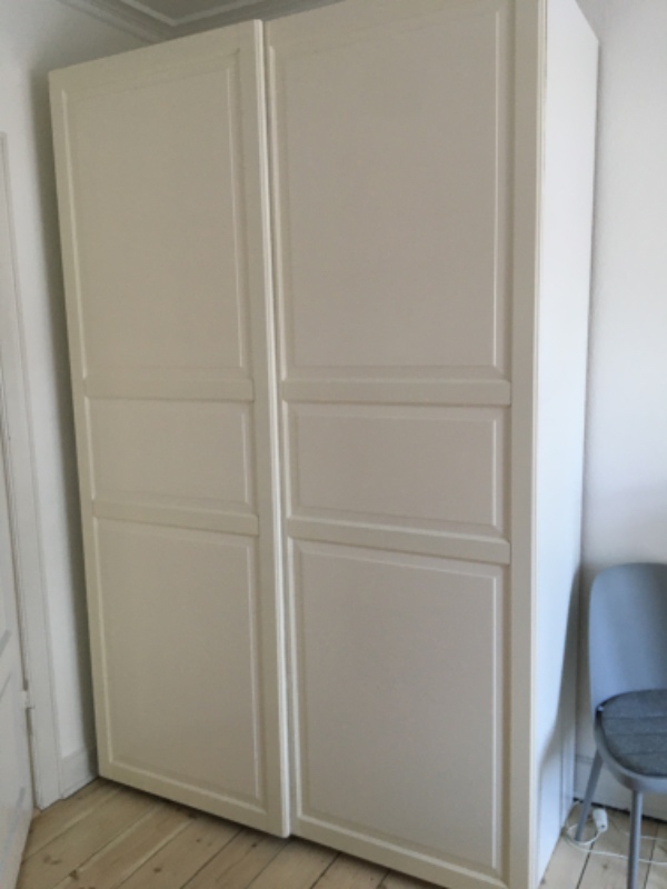 Gensamlet et Ikea Pax klædeskab efter flytning. Skabet er samlet 150 cm med skydedøre.