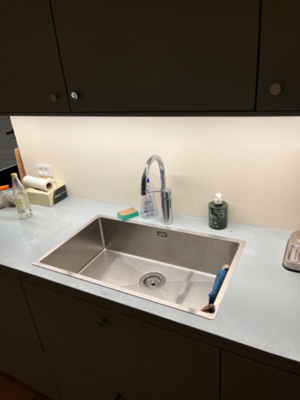 Afmontering af træbordplade og montering af lavastensbordplade i to dele samt fugning. Inderlommens af vask og påsætning og fugning af induktionsplade.